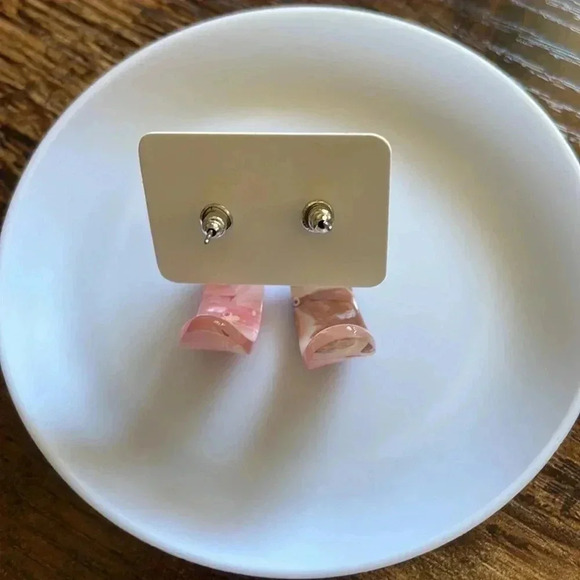 ❤️ NEW 2/$20 or 3/$25 Statement Pink Acrylic Swirl Hoop Earrings - Picture 5 of 6